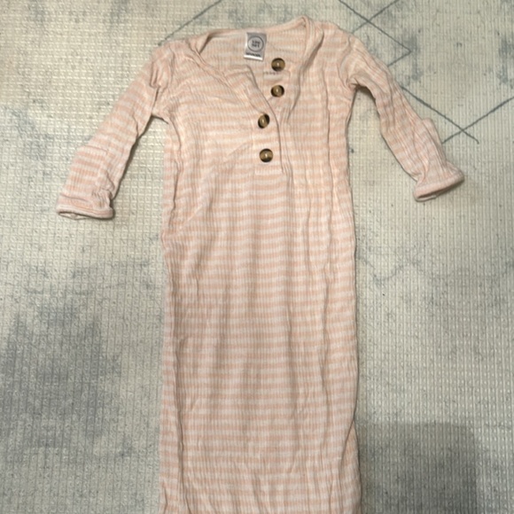 Newborn knot gown - Picture 1 of 1